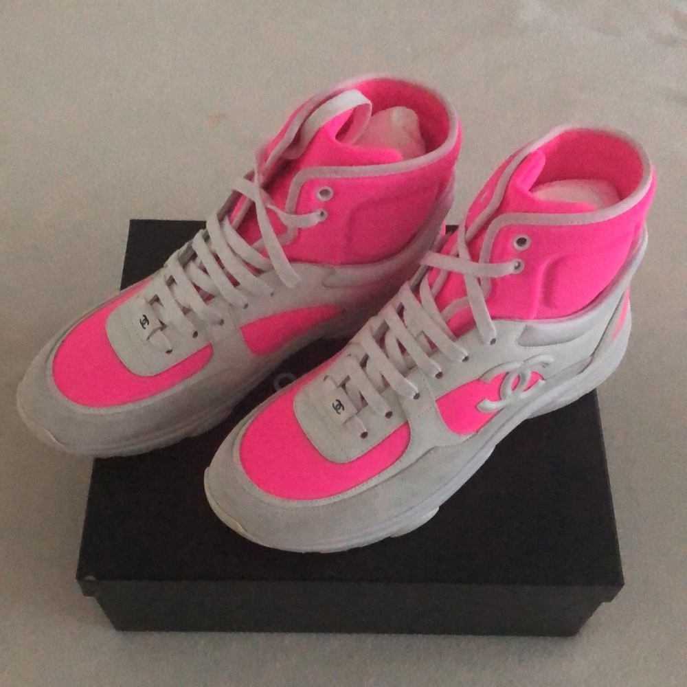 Chanel CC Logo White Pink High Top Sneakers - Picture 3 of 14